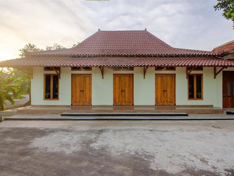 Готель Reddoorz Syariah Near Alun Alun Wonosari Екстер'єр фото