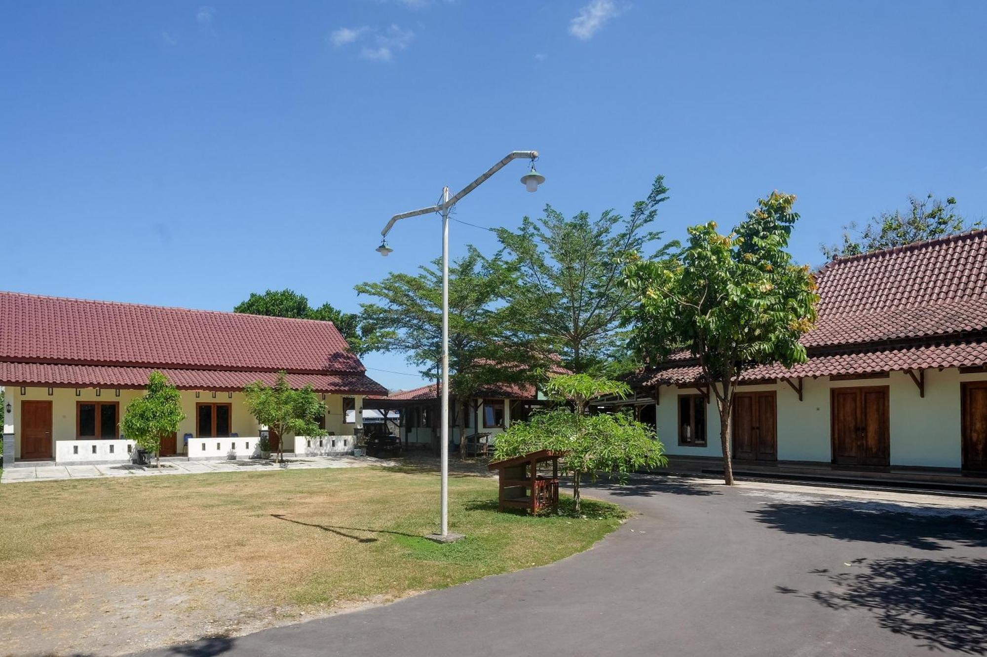 Готель Reddoorz Syariah Near Alun Alun Wonosari Екстер'єр фото