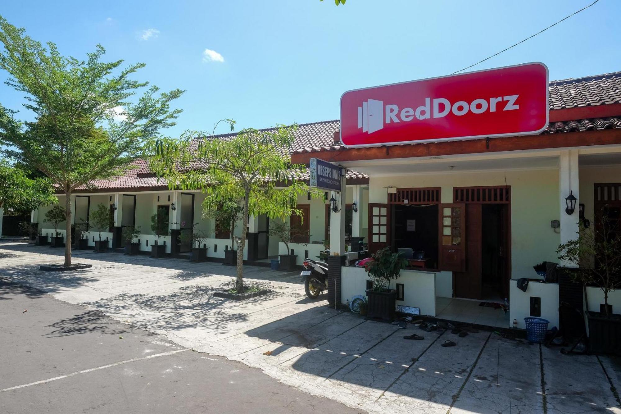 Готель Reddoorz Syariah Near Alun Alun Wonosari Екстер'єр фото